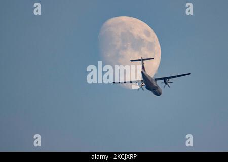 Ein Turboprop-ATR 42-500-Flugzeug von Sky Express, das den Flug GQ seh 7207 durchführt, fährt während der Landung am internationalen Flughafen Thessaloniki SKG LGTS vor dem Mond. Der Mondpass ist das ultimative Ziel von Luftfahrtfotografen und Planespottern. Thessaloniki, Griechenland am 18. August 2021 (Foto von Nicolas Economou/NurPhoto) Stockfoto