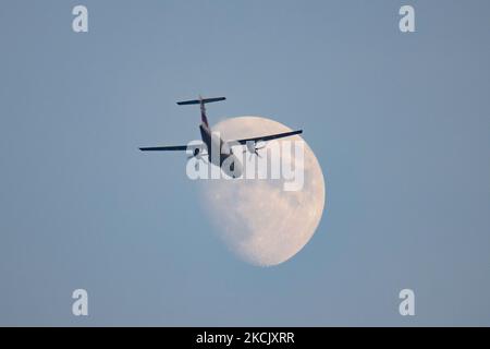 Ein Turboprop-ATR 42-500-Flugzeug von Sky Express, das den Flug GQ seh 7207 durchführt, fährt während der Landung am internationalen Flughafen Thessaloniki SKG LGTS vor dem Mond. Der Mondpass ist das ultimative Ziel von Luftfahrtfotografen und Planespottern. Thessaloniki, Griechenland am 18. August 2021 (Foto von Nicolas Economou/NurPhoto) Stockfoto