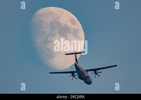 Ein Turboprop-ATR 42-500-Flugzeug von Sky Express, das den Flug GQ seh 7207 durchführt, fährt während der Landung am internationalen Flughafen Thessaloniki SKG LGTS vor dem Mond. Der Mondpass ist das ultimative Ziel von Luftfahrtfotografen und Planespottern. Thessaloniki, Griechenland am 18. August 2021 (Foto von Nicolas Economou/NurPhoto) Stockfoto