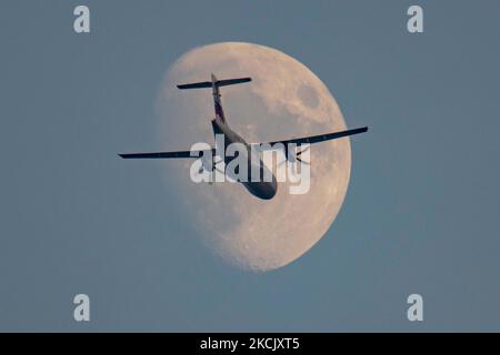 Ein Turboprop-ATR 42-500-Flugzeug von Sky Express, das den Flug GQ seh 7207 durchführt, fährt während der Landung am internationalen Flughafen Thessaloniki SKG LGTS vor dem Mond. Der Mondpass ist das ultimative Ziel von Luftfahrtfotografen und Planespottern. Thessaloniki, Griechenland am 18. August 2021 (Foto von Nicolas Economou/NurPhoto) Stockfoto