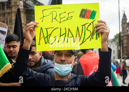 Eine Gruppe von Afghanen protestiert vor dem Parlament am Mittwoch, dem 18.. August 2021, gegen die Übernahme Afghanistans durch die Taliban. (Foto von Tejas Sandhu/MI News/NurPhoto) Stockfoto