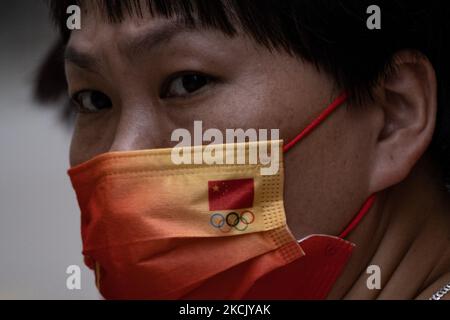 Die Dame trägt eine Maske mit der chinesischen Flagge und den olympischen Ringen. Am 19. August 2021 veranstaltete die Hongkonger Regierung am Morgen eine Busparade und eine Begrüßungszeremonie zur Feier der triumgierenden Rückkehr Hongkongs. China ist für die Olympischen Spiele 2020 in Tokio nach Hongkong gereist und teilt mit der Öffentlichkeit die Freude über ihre historischen Errungenschaften. (Foto von Leung man Hei/NurPhoto) Stockfoto