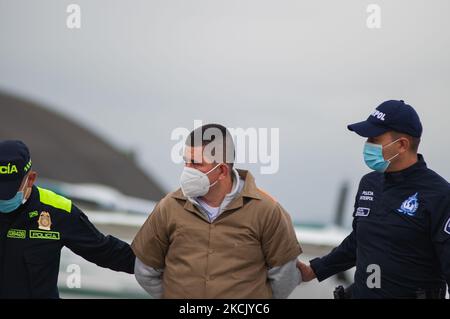 Bilder Yamit picon Rodriguez alias 'CHONCHA' Henry Trigos Celon alias 'HENRY' sowohl von der ELN-Guerilla als auch von Alexander Montoya Usuga alias 'El Flaco' vom Golfclan 'Clan del Golfo' werden von der Polizei von Interpol und der kolumbianischen Polizei vor ihrer Auslieferung in die Vereinigten Staaten eskortiert, Am 19. August 2021 auf dem Militärstützpunkt CATAM in Bogota, Kolumbien. (Foto von Sebastian Barros/NurPhoto) Stockfoto