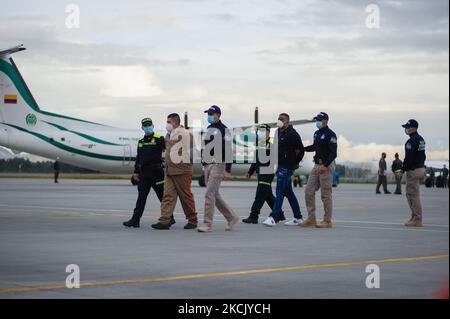 Bilder Yamit picon Rodriguez alias 'CHONCHA' Henry Trigos Celon alias 'HENRY' sowohl von der ELN-Guerilla als auch von Alexander Montoya Usuga alias 'El Flaco' vom Golfclan 'Clan del Golfo' werden von der Polizei von Interpol und der kolumbianischen Polizei vor ihrer Auslieferung in die Vereinigten Staaten eskortiert, Am 19. August 2021 auf dem Militärstützpunkt CATAM in Bogota, Kolumbien. (Foto von Sebastian Barros/NurPhoto) Stockfoto