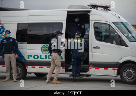 Ein Interpol-Polizeiwagen transportiert Yamit Picon Rodriguez alias „CHONCHA“ Henry Trigos Celon alias „HENRY“ sowohl von der ELN-Guerilla als auch von Alexander Montoya Usuga alias „El Flaco“ vom Golfclan „Clan del Golfo“ werden vor ihrer Auslieferung in die Vereinigten Staaten von der Polizei von Interpol und der kolumbianischen Polizei begleitet. Am 19. August 2021 auf dem Militärstützpunkt CATAM in Bogota, Kolumbien. (Foto von Sebastian Barros/NurPhoto) Stockfoto