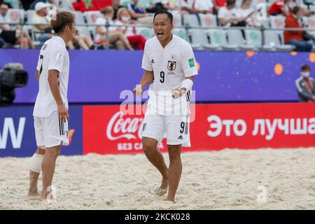 Shusei Yamauchi (C) aus Japan feiert sein Tor während der FIFA Beach Soccer World Cup Russia 2021 Group A Match zwischen Paraguay und Japan am 19. August 2021 im Luschniki Beach Soccer Stadium in Moskau, Russland. (Foto von Mike Kireev/NurPhoto) Stockfoto