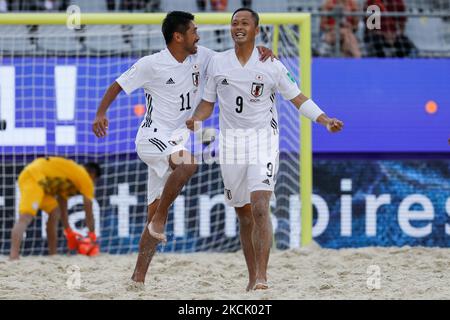 Shusei Yamauchi (R) aus Japan feiert sein Tor mit Masanori Okuyama während der FIFA Beach Soccer World Cup Russia 2021 Group A Match zwischen Paraguay und Japan am 19. August 2021 im Luzhniki Beach Soccer Stadium in Moskau, Russland. (Foto von Mike Kireev/NurPhoto) Stockfoto