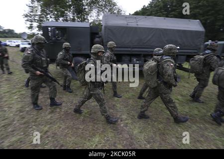 Bewaffnete Mitglieder der polnischen Grenzschutzbeamten sind am 20. August 2021 in Usnarz Gorny, Polen, in der Nähe der Grenze zu Belarus anzutreffen. An der Grenze werden rund 32 afghanische Bürger von polnischen Grenzsoldaten und weißrussischen Truppen festgehalten. Die Flüchtlinge sind nun Spielfiguren in einem Spiel zwischen Lukaschenkos Regime, das sie aufgrund von EU-Sanktionen gewaltsam über die Grenze ausschiebt, und der polnischen Regierung, die sagt, dass sie Polen vor illegalen Migranten schützen wird.in den letzten Wochen haben die belarussischen Behörden eine wachsende Zahl von Flüchtlingen forciert. Hauptsächlich aus dem Irak über die Grenzen von Stockfoto