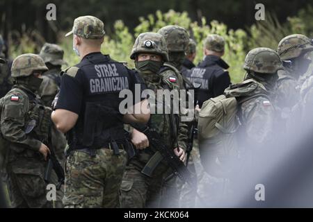 Bewaffnete Mitglieder der polnischen Grenzschutzbeamten sind am 20. August 2021 in Usnarz Gorny, Polen, in der Nähe der Grenze zu Belarus anzutreffen. An der Grenze werden rund 32 afghanische Bürger von polnischen Grenzsoldaten und weißrussischen Truppen festgehalten. Die Flüchtlinge sind nun Spielfiguren in einem Spiel zwischen Lukaschenkos Regime, das sie aufgrund von EU-Sanktionen gewaltsam über die Grenze ausschiebt, und der polnischen Regierung, die sagt, dass sie Polen vor illegalen Migranten schützen wird.in den letzten Wochen haben die belarussischen Behörden eine wachsende Zahl von Flüchtlingen forciert. Hauptsächlich aus dem Irak über die Grenzen von Stockfoto