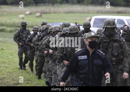 Bewaffnete Mitglieder der polnischen Grenzschutzbeamten sind am 20. August 2021 in Usnarz Gorny, Polen, in der Nähe der Grenze zu Belarus anzutreffen. An der Grenze werden rund 32 afghanische Bürger von polnischen Grenzsoldaten und weißrussischen Truppen festgehalten. Die Flüchtlinge sind nun Spielfiguren in einem Spiel zwischen Lukaschenkos Regime, das sie aufgrund von EU-Sanktionen gewaltsam über die Grenze ausschiebt, und der polnischen Regierung, die sagt, dass sie Polen vor illegalen Migranten schützen wird.in den letzten Wochen haben die belarussischen Behörden eine wachsende Zahl von Flüchtlingen forciert. Hauptsächlich aus dem Irak über die Grenzen von Stockfoto