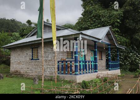 Ein typisches Haus von Butia Sikkimese mit traditionellen buddhistischen Elementen in Pelling, Sikkim, Indien, am 02. Juni 2010. (Foto von Creative Touch Imaging Ltd./NurPhoto) Stockfoto