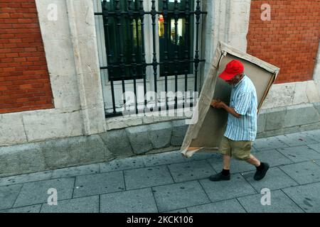 Der spanische Künstler Antonio Lopez arbeitet am 19.. August 2021 während einer Session, um den berühmten Platz Puerta del Sol in Madrid zu malen. Der Maler und Bildhauer Antonio Lopez setzt das Gemälde des berühmten Madrider Platzes fort, der vor 11 Jahren unvollendet blieb. (Foto von Juan Carlos Lucas/NurPhoto) Stockfoto