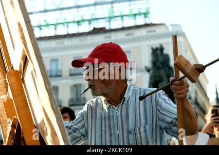 Der spanische Künstler Antonio Lopez arbeitet am 19.. August 2021 während einer Session, um den berühmten Platz Puerta del Sol in Madrid zu malen. Der Maler und Bildhauer Antonio Lopez setzt das Gemälde des berühmten Madrider Platzes fort, der vor 11 Jahren unvollendet blieb. (Foto von Juan Carlos Lucas/NurPhoto) Stockfoto