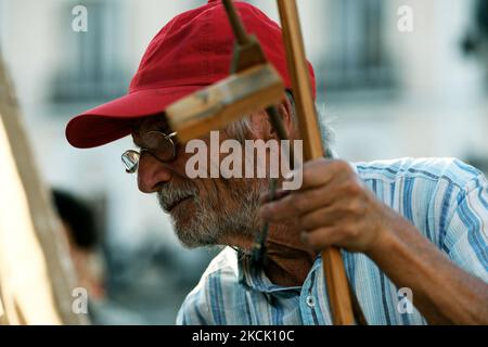 Der spanische Künstler Antonio Lopez arbeitet am 19.. August 2021 während einer Session, um den berühmten Platz Puerta del Sol in Madrid zu malen. Der Maler und Bildhauer Antonio Lopez setzt das Gemälde des berühmten Madrider Platzes fort, der vor 11 Jahren unvollendet blieb. (Foto von Juan Carlos Lucas/NurPhoto) Stockfoto