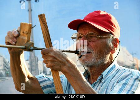 Der spanische Künstler Antonio Lopez arbeitet am 19.. August 2021 während einer Session, um den berühmten Platz Puerta del Sol in Madrid zu malen. Der Maler und Bildhauer Antonio Lopez setzt das Gemälde des berühmten Madrider Platzes fort, der vor 11 Jahren unvollendet blieb. (Foto von Juan Carlos Lucas/NurPhoto) Stockfoto
