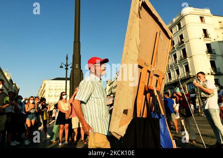 Der spanische Künstler Antonio Lopez arbeitet am 19.. August 2021 während einer Session, um den berühmten Platz Puerta del Sol in Madrid zu malen. Der Maler und Bildhauer Antonio Lopez setzt das Gemälde des berühmten Madrider Platzes fort, der vor 11 Jahren unvollendet blieb. (Foto von Juan Carlos Lucas/NurPhoto) Stockfoto