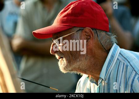 Der spanische Künstler Antonio Lopez arbeitet am 19.. August 2021 während einer Session, um den berühmten Platz Puerta del Sol in Madrid zu malen. Der Maler und Bildhauer Antonio Lopez setzt das Gemälde des berühmten Madrider Platzes fort, der vor 11 Jahren unvollendet blieb. (Foto von Juan Carlos Lucas/NurPhoto) Stockfoto