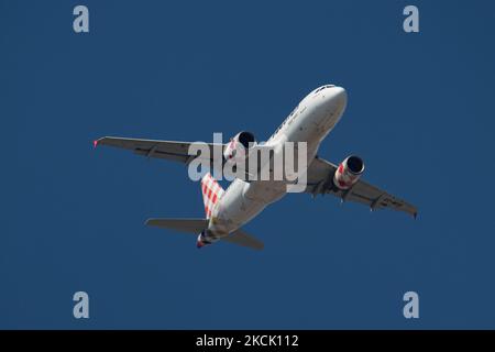 Volotea Low Cost Carrier Airbus A319 Flugzeuge mit Registrierung EC-MUX wie gesehen Landung auf Thessaloniki International Airport Makedonia SKG LGTS. Thessaloniki ist ein beliebtes Sommerreiseziel für die Strände und die Natur von Chalkidiki und Pieria in der Nähe. Der Passagierverkehr ist aufgrund der Coronavirus-Pandemie Covid-19, die die Tourismus- und Luftfahrtindustrie getroffen hat, zurückgegangen. Thessaloniki, Griechenland auf Austust 16, 2021 (Foto von Nicolas Economou/NurPhoto) Stockfoto