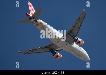 Volotea Low Cost Carrier Airbus A319 Flugzeuge mit Registrierung EC-MUX wie gesehen Landung auf Thessaloniki International Airport Makedonia SKG LGTS. Thessaloniki ist ein beliebtes Sommerreiseziel für die Strände und die Natur von Chalkidiki und Pieria in der Nähe. Der Passagierverkehr ist aufgrund der Coronavirus-Pandemie Covid-19, die die Tourismus- und Luftfahrtindustrie getroffen hat, zurückgegangen. Thessaloniki, Griechenland auf Austust 16, 2021 (Foto von Nicolas Economou/NurPhoto) Stockfoto