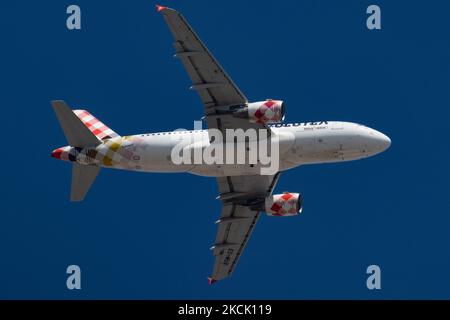 Volotea Low Cost Carrier Airbus A319 Flugzeuge mit Registrierung EC-MUX wie gesehen Landung auf Thessaloniki International Airport Makedonia SKG LGTS. Thessaloniki ist ein beliebtes Sommerreiseziel für die Strände und die Natur von Chalkidiki und Pieria in der Nähe. Der Passagierverkehr ist aufgrund der Coronavirus-Pandemie Covid-19, die die Tourismus- und Luftfahrtindustrie getroffen hat, zurückgegangen. Thessaloniki, Griechenland auf Austust 16, 2021 (Foto von Nicolas Economou/NurPhoto) Stockfoto