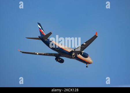 Aeroflot Russian Airlines Airbus A330 Großraumflugzeug mit Registrierung VQ-BPK als Landung auf dem Thessaloniki International Airport Makedonia SKG LGTS gesehen. Thessaloniki ist ein beliebtes Sommerreiseziel für die Strände und die Natur von Chalkidiki und Pieria in der Nähe. Der Passagierverkehr ist aufgrund der Coronavirus-Pandemie Covid-19, die die Tourismus- und Luftfahrtindustrie getroffen hat, zurückgegangen. Thessaloniki, Griechenland auf Austust 16, 2021 (Foto von Nicolas Economou/NurPhoto) Stockfoto