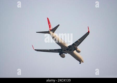 Turkish Airlines Boeing 737-800 mit Registrierung TC-JHL als Landung auf dem Thessaloniki International Airport Makedonia SKG LGTS aus Istanbul. Thessaloniki ist ein beliebtes Sommerreiseziel für die Strände und die Natur von Chalkidiki und Pieria in der Nähe. Der Passagierverkehr ist aufgrund der Coronavirus-Pandemie Covid-19, die die Tourismus- und Luftfahrtindustrie getroffen hat, zurückgegangen. Thessaloniki, Griechenland auf Austust 16, 2021 (Foto von Nicolas Economou/NurPhoto) Stockfoto