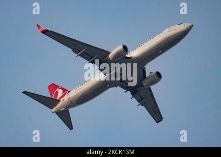 Turkish Airlines Boeing 737-800 mit Registrierung TC-JHL als Landung auf dem Thessaloniki International Airport Makedonia SKG LGTS aus Istanbul. Thessaloniki ist ein beliebtes Sommerreiseziel für die Strände und die Natur von Chalkidiki und Pieria in der Nähe. Der Passagierverkehr ist aufgrund der Coronavirus-Pandemie Covid-19, die die Tourismus- und Luftfahrtindustrie getroffen hat, zurückgegangen. Thessaloniki, Griechenland auf Austust 16, 2021 (Foto von Nicolas Economou/NurPhoto) Stockfoto