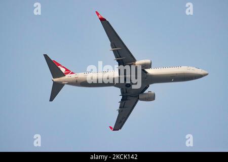 Turkish Airlines Boeing 737-800 mit Registrierung TC-JHL als Landung auf dem Thessaloniki International Airport Makedonia SKG LGTS aus Istanbul. Thessaloniki ist ein beliebtes Sommerreiseziel für die Strände und die Natur von Chalkidiki und Pieria in der Nähe. Der Passagierverkehr ist aufgrund der Coronavirus-Pandemie Covid-19, die die Tourismus- und Luftfahrtindustrie getroffen hat, zurückgegangen. Thessaloniki, Griechenland auf Austust 16, 2021 (Foto von Nicolas Economou/NurPhoto) Stockfoto