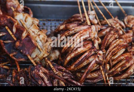 Gegrillter Tintenfisch auf einem Stock auf einem chinesischen Markt, der die ganze Nacht über in Markham, Ontario, Kanada, stattfindet, am 24. Juli 2015. (Foto von Creative Touch Imaging Ltd./NurPhoto) Stockfoto