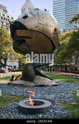 Die Memorial Sphere vom World Trade Center in New York, USA. Die Kugel ist eine zweiundzwanzig Tonnen schwere Bronzeskulptur, die aus den Trümmern des World Trade Center geborgen wurde. Die Kugel wurde in der Nähe des Bowlinggrün-Eingangs platziert, um an die tragischen Ereignisse des 11.. September zu erinnern. Die ursprüngliche Position der Kugel befand sich am Fuße der beiden Türme des World Trade Centers. (Foto von Creative Touch Imaging Ltd./NurPhoto) Stockfoto