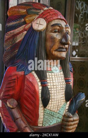 Detail eines großen Zigarrenladens aus Holz, indisch vor einem Tabakladen in New York City, USA. (Foto von Creative Touch Imaging Ltd./NurPhoto) Stockfoto