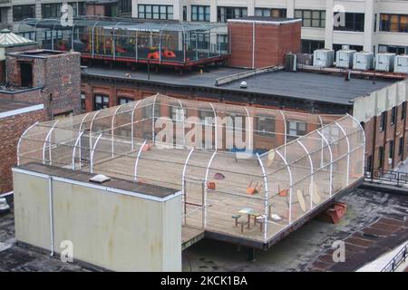 Spielplätze auf dem Dach bieten Kindern einen sicheren Spielplatz auf den großen Mehrfamilienhäusern in Brooklyn in New York, USA. (Foto von Creative Touch Imaging Ltd./NurPhoto) Stockfoto