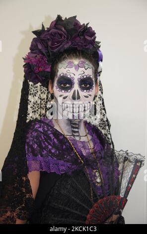 Junge Frau, die am 07. November 2015 in Toronto, Ontario, Kanada, als „La Catrina die Diva des Todes“ gekleidet wurde, während der Feierlichkeiten zum Tag der Toten (Dia de los Muertos). Der Tag der Toten (Dia de los Muertos) ist ein traditioneller mexikanischer Feiertag, der im katholischen Kalender mit dem Tag der Allerseelen zusammenfällt und durch Besuche der Grabstätten von Angehörigen gekennzeichnet ist. Es ist ein freudiger Anlass, bei dem die Zelebranten an den Verstorbenen denken. (Foto von Creative Touch Imaging Ltd./NurPhoto) Stockfoto