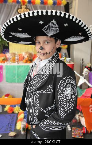 Mexikanischer Junge in einem traditionellen Mariachi-Outfit mit einem großen Sombrero und seinem Gesicht mit Skelett-Make-up verziert feiert während des Day of the Dead in Toronto, Ontario, Kanada, am 07. November 2015. Der Tag der Toten (Dia de los Muertos) ist ein traditioneller mexikanischer Feiertag, der im katholischen Kalender mit dem Tag der Allerseelen zusammenfällt und durch Besuche der Grabstätten von Angehörigen gekennzeichnet ist. Es ist ein freudiger Anlass, bei dem die Zelebranten an den Verstorbenen denken. (Foto von Creative Touch Imaging Ltd./NurPhoto) Stockfoto