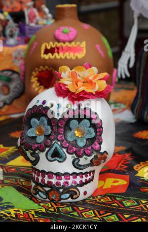 Bei den Feierlichkeiten zum Tag der Toten in Toronto, Ontario, Kanada, am 01. November 2015 wurde der Totenschädel unter Opfergaben dekoriert. Der Tag der Toten (Dia de los Muertos) ist ein traditioneller mexikanischer Feiertag, der im katholischen Kalender mit dem Tag der Allerseelen zusammenfällt und durch Besuche der Grabstätten von Angehörigen gekennzeichnet ist. Es ist ein freudiger Anlass, bei dem die Zelebranten an den Verstorbenen denken. (Foto von Creative Touch Imaging Ltd./NurPhoto) Stockfoto