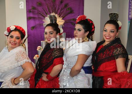 Mexikanische Tänzer in Kostümen treten am 07. November 2015 während der Day of the Dead-Feierlichkeiten in Toronto, Ontario, Kanada, auf. Der Tag der Toten (Dia de los Muertos) ist ein traditioneller mexikanischer Feiertag, der im katholischen Kalender mit dem Tag der Allerseelen zusammenfällt und durch Besuche der Grabstätten von Angehörigen gekennzeichnet ist. Es ist ein freudiger Anlass, bei dem die Zelebranten an den Verstorbenen denken. (Foto von Creative Touch Imaging Ltd./NurPhoto) Stockfoto