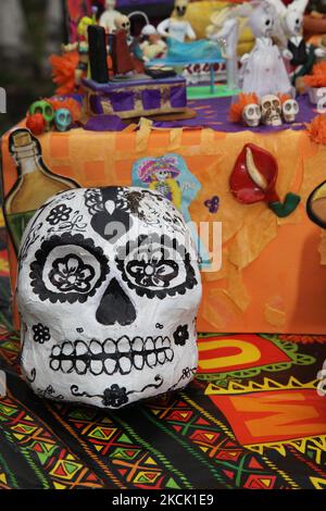 Bei den Feierlichkeiten zum Tag der Toten in Toronto, Ontario, Kanada, am 01. November 2015 wurde der Totenschädel unter Opfergaben dekoriert. Der Tag der Toten (Dia de los Muertos) ist ein traditioneller mexikanischer Feiertag, der im katholischen Kalender mit dem Tag der Allerseelen zusammenfällt und durch Besuche der Grabstätten von Angehörigen gekennzeichnet ist. Es ist ein freudiger Anlass, bei dem die Zelebranten an den Verstorbenen denken. (Foto von Creative Touch Imaging Ltd./NurPhoto) Stockfoto