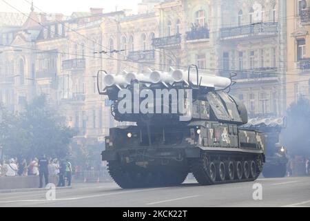 Ukrainische mobile Raketenabschusssysteme fahren während einer Generalprobe für die Militärparade zum Unabhängigkeitstag im Zentrum von Kiew, Ukraine, am 20. August 2021. (Foto von Maxym Marusenko/NurPhoto) Stockfoto