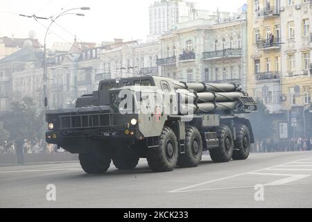 Ukrainische mobile Raketenabschusssysteme fahren während einer Generalprobe für die Militärparade zum Unabhängigkeitstag im Zentrum von Kiew, Ukraine, am 20. August 2021. (Foto von Maxym Marusenko/NurPhoto) Stockfoto