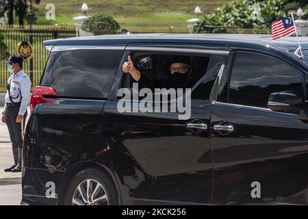 Der neue malaysische Premierminister Ismail Sabri Yaakob winkt aus einem Auto, als er nach der Einweihungsfeier in Kuala Lumpur, Malaysia, am 21. August 2021, abfährt. (Foto von Mohd Firdaus/NurPhoto) Stockfoto