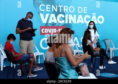 Die Eltern warten mit ihren Kindern, nachdem sie am 21. August 2021 in einem Impfzentrum in Oeiras, Portugal, eine erste Dosis des Impfstoffs Pfizer-BioNTech COVID-19 erhalten haben. Portugal beginnt am Samstag, Jugendliche im Alter von 12 bis 15 Jahren gegen COVID-19 zu impfen, da das Land 70 % der Bevölkerung vollständig geimpft erreicht, sagte die Gesundheitsministerin Marta Temido am Donnerstag. (Foto von Pedro FiÃºza/NurPhoto) Stockfoto