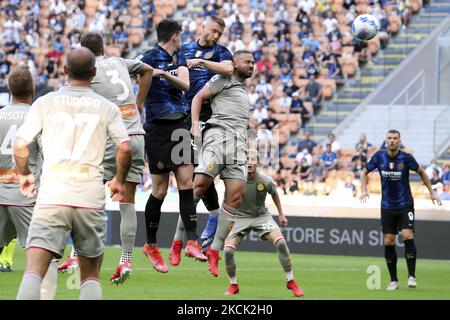 Milan Skriniar vom FC Internazionale erzielt das Eröffnungstreffer während des Serie-A-Spiels zwischen dem FC Genua und dem FC Genua im Stadio Giuseppe Meazza am 21. August 2021 in Mailand, Italien. (Foto von Giuseppe Cottini/NurPhoto) Stockfoto