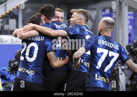 Milan Skriniar vom FC Internazionale feiert sein Ziel mit seinen Teamkollegen während des Serie-A-Spiels zwischen dem FC FC Genua und dem FC Genua im Stadio Giuseppe Meazza am 21. August 2021 in Mailand, Italien. (Foto von Giuseppe Cottini/NurPhoto) Stockfoto