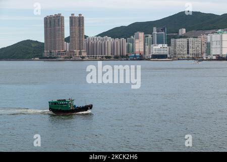 Ein traditionelles Trödelboot fährt am 21. August 2021 vor Hochhäusern auf der Insel Hongkong in Hongkong, China, vorbei. (Foto von Marc Fernandes/NurPhoto) Stockfoto