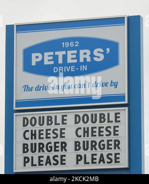 Schild mit der Aufschrift „Double Double Cheese Cheese Burger Please Please Please“, gesehen außerhalb des Peters Drive-in auf dem Calgary Trail in Edmonton. Am Sonntag, den 21. August 2021, in Edmonton, Alberta, Kanada. (Foto von Artur Widak/NurPhoto) Stockfoto