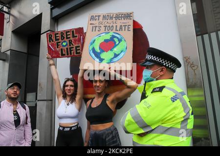 Extinction Rebellion übernimmt am 23. August 2021 das Londoner West End, Großbritannien, am ersten Tag einer zwei Wochen geplanten Londoner Takeove ron 24. August 2021. (Foto von Lucy North/MI News/NurPhoto) Stockfoto