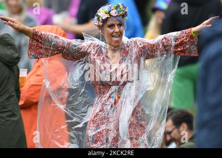 Kagools waren die Mode, da Regen die Stimmung der Musikliebhaber während des Hardwick Live-Events in Sedgefield, County Durham, Großbritannien, am 22.. August 2021 nicht dämpfte. (Foto von Tom Collins/MI News/NurPhoto) Stockfoto