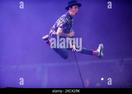 Maximo Park Sänger Paul Smith auf der Bühne während des Hardwick Live Events während des Hardwick Live Events in Sedgefield, County Durham, Großbritannien, am 22.. August 2021. (Foto von Tom Collins/MI News/NurPhoto) Stockfoto