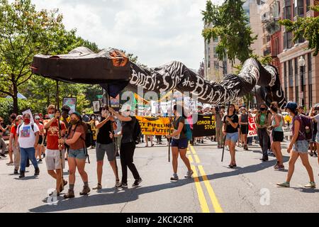 Ein marsch gegen die Ölpipeline Line 3 von Enbridge, gesponsert von Shut Down DC und Extinction Rebellion, macht sich auf den Weg durch die Innenstadt. Die Pipeline verläuft durch Vertragsgebiete und das Quellgebiet des Mississippi River, um Ölsand aus Kanada zu transportieren. Die ökologischen und klimatischen Auswirkungen in den nächsten 50 Jahren werden mit dem Bau und Betrieb von 50 Kohlekraftwerken vergleichbar sein. Am 23. August 2021 in Washington DC, USA. (Foto von Allison Bailey/NurPhoto) Stockfoto