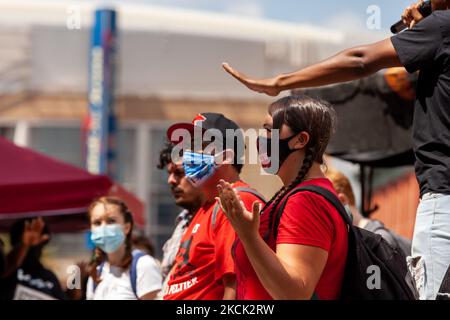 Gina Peltier von der Turtle Mountain Band of Chippewa Indians steht mit Palmen vor dem Hauptquartier des US Army Corps of Engineers aus Protest gegen Enbridges Ölpipeline der Linie 3 während einer von Shut Down DC und Extinction Rebellion gesponserten Demonstration. Die Pipeline verläuft durch Vertragsgebiete und das Quellgebiet des Mississippi River, um Ölsand aus Kanada zu transportieren. Die ökologischen und klimatischen Auswirkungen in den nächsten 50 Jahren werden mit dem Bau und Betrieb von 50 Kohlekraftwerken vergleichbar sein. Am 23. August 2021 in Washington DC, USA. (Foto von Allison Bailey/NurP Stockfoto